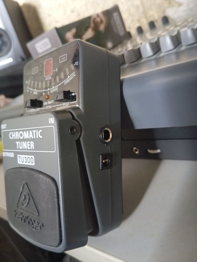 Pedal Afinador Behringer TU300 Cromático Guitarra