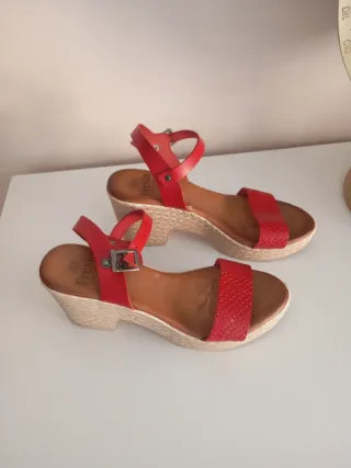 Sandalias cuña piel roja