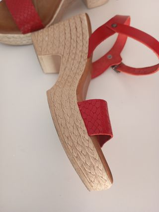 Sandalias cuña piel roja