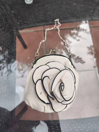 Bolso de mano con flor