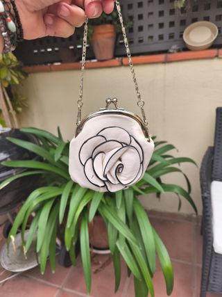 Bolso de mano con flor