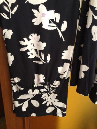 Traje floral azul marino y blanco Talla XL