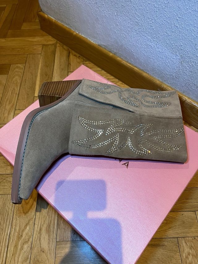 Botas Alma en Pena Beige con Pedrería