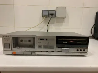 Lettore di cassette Hitachi per la riparazione.