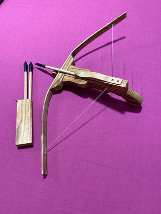 Ballesta de madera con flechas