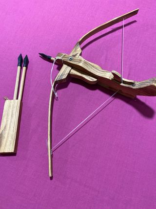 Ballesta de madera con flechas