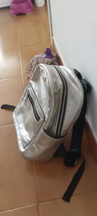 Mochila plateada con brillo