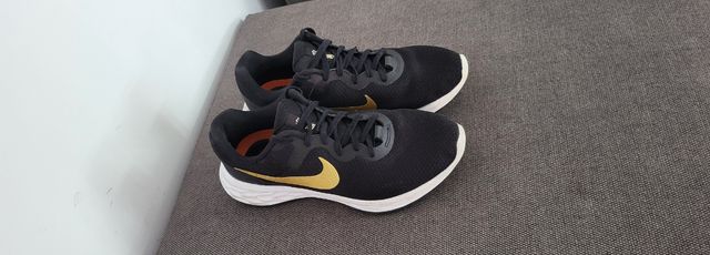 Zapatillas Nike Negras y Doradas Talla 42