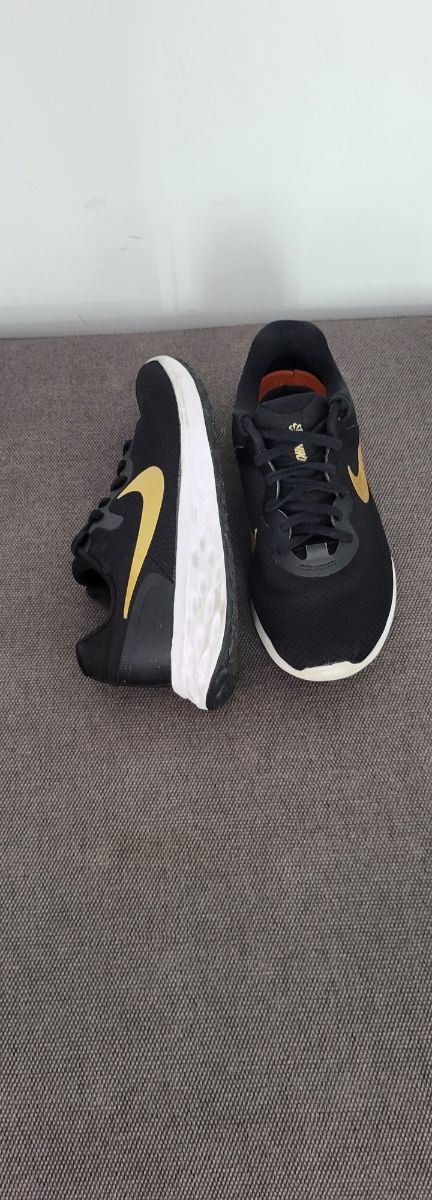 Zapatillas Nike Negras y Doradas Talla 42