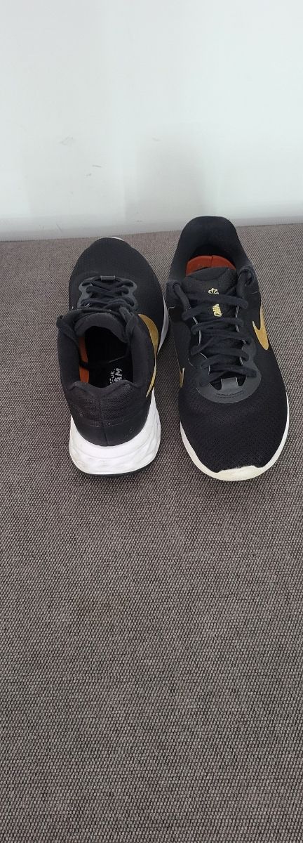 Zapatillas Nike Negras y Doradas Talla 42