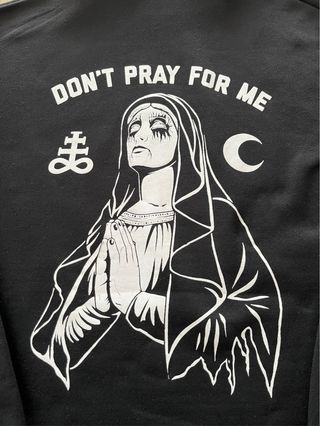 Sudadera negra estilo gótico