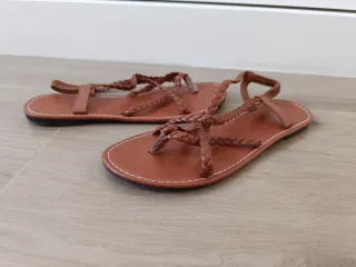 Sandalias planas marrones trenzadas