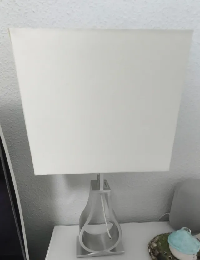Lámpara de mesa Ikea plata y blanco