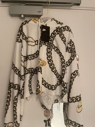 Sudadera Nike con estampado de cadenas