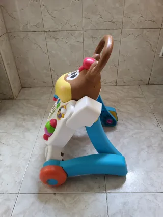 Andador infantil musical con forma de caballo
