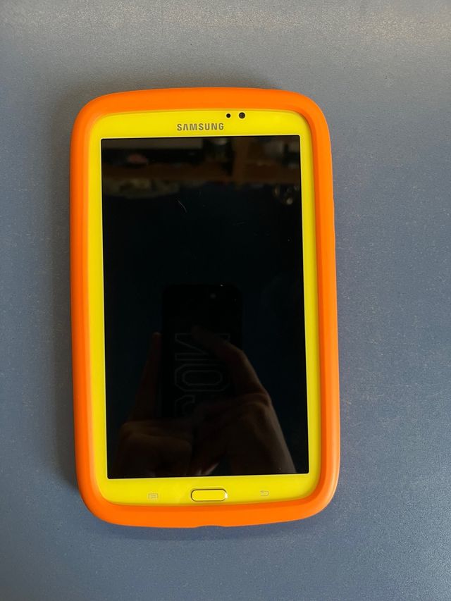 Tablet Samsung Amarilla con Funda Naranja