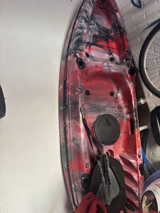 Kayak rojo y negro