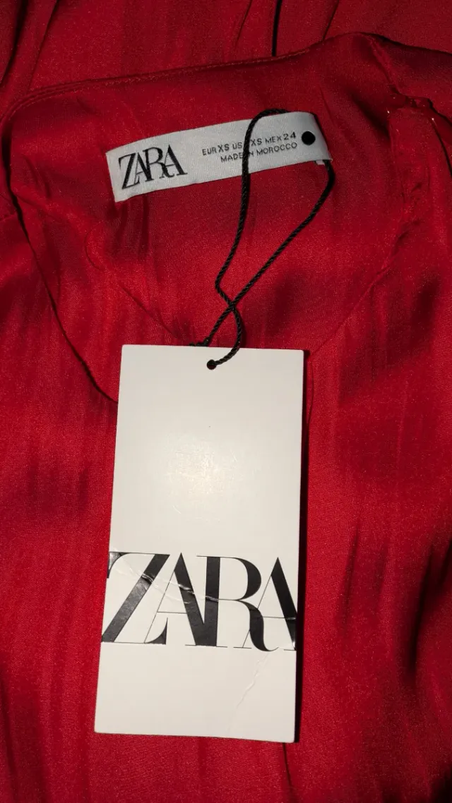 Vestido Zara Rojo Largo con Lazo, satinado.