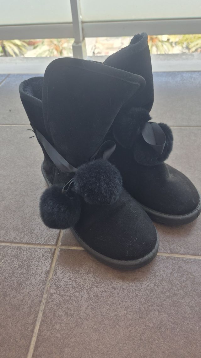 Botines negros tipo UGG con pompones