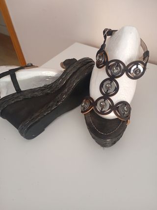 Sandalia cuña negra adornada