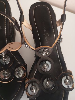 Sandalia cuña negra adornada