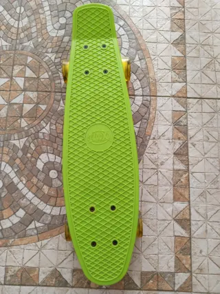 Monopatín verde marca xootz