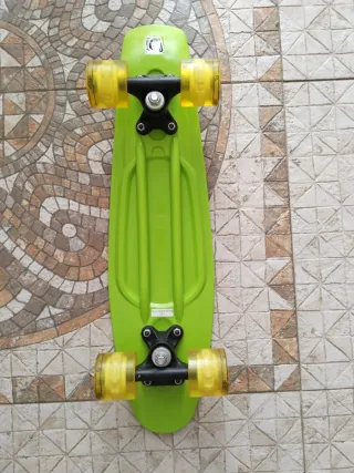 Monopatín verde marca xootz