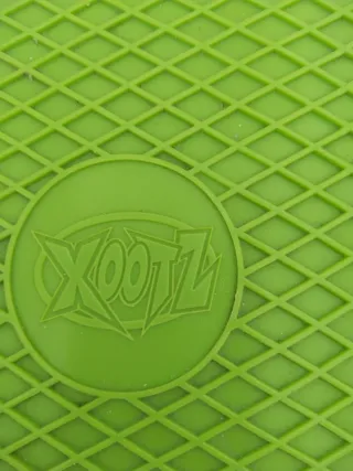 Monopatín verde marca xootz