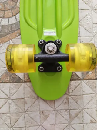 Monopatín verde marca xootz