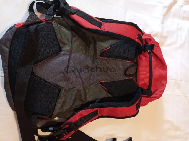 Mochila Decathlon 30L Quechua.