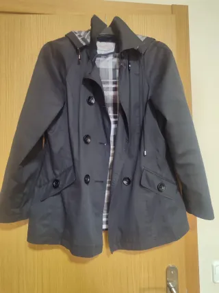 Gabardina negra con capucha