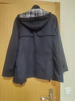 Gabardina negra con capucha
