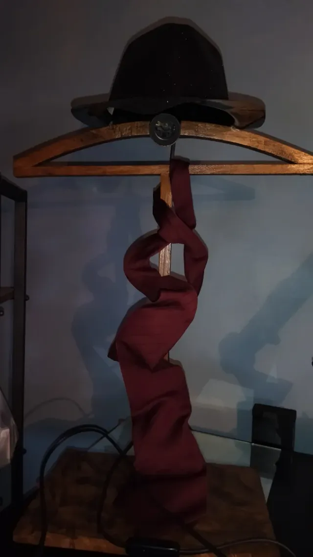 Lampada da tavolo in tessuto e legno