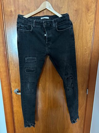 Pantalones pitillo Zara negros rotos