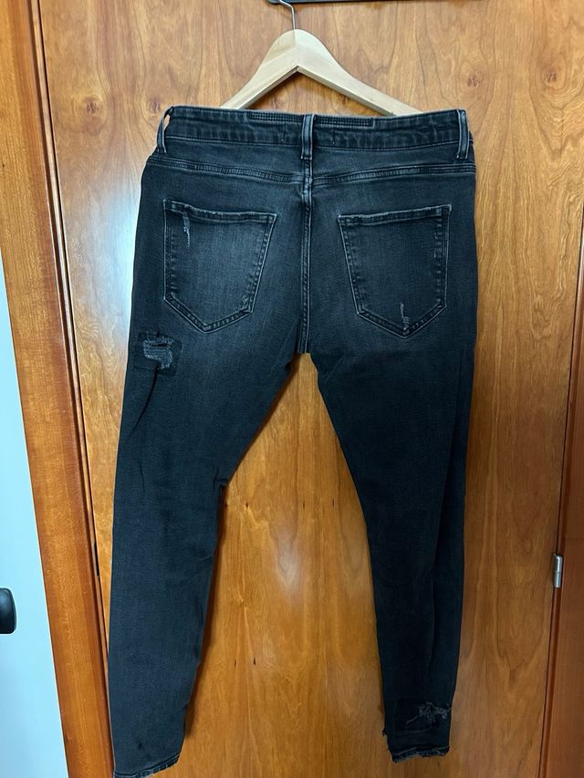 Pantalones pitillo Zara negros rotos