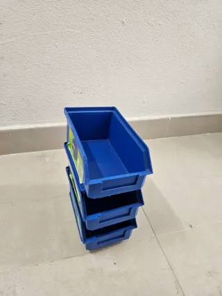 Gavetas de plástico azules apilables