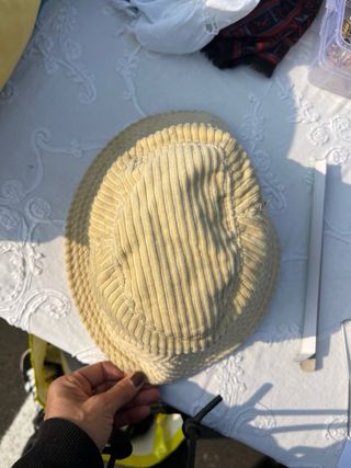 Cappello a coste beige