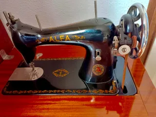Máquina de coser ALFA antigua (Eibar) con mueble