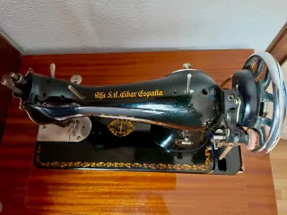 Máquina de coser ALFA antigua (Eibar) con mueble