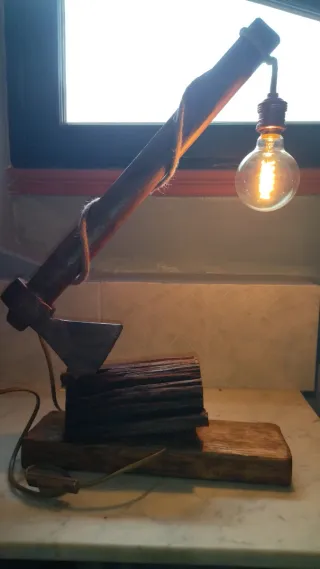 Lampada da tavolo vintage,ascia conficcata su legn