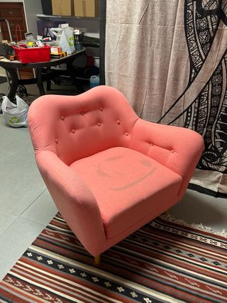 Sillón rosa de tela