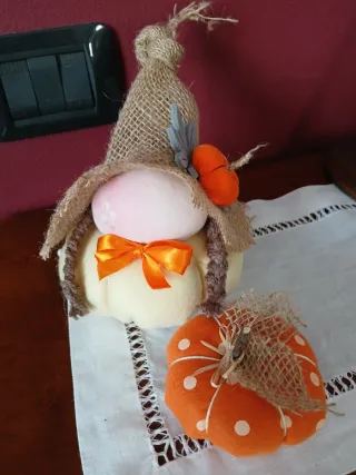 Gnomo e zucca decorativi autunnali