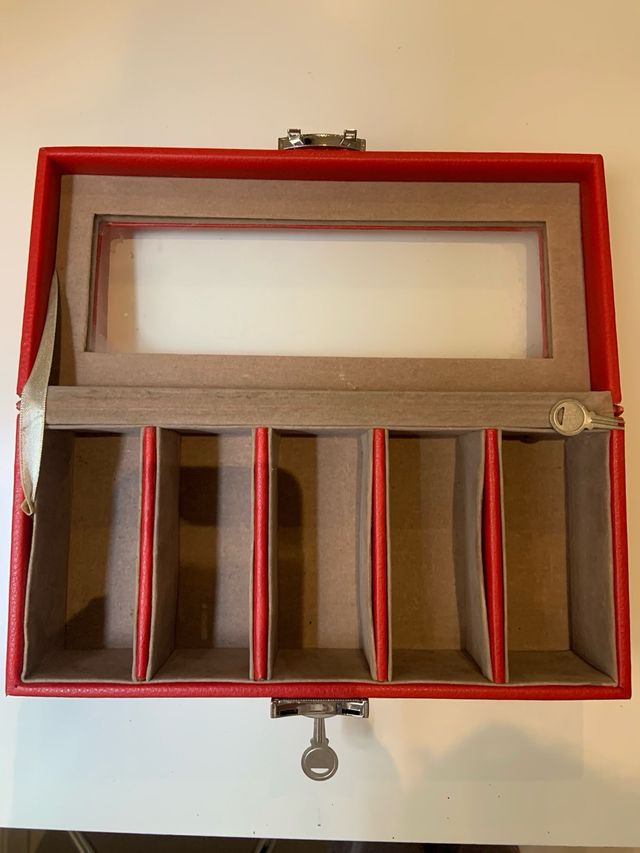 Joyero rojo de piel con tapa cristal y llaves 