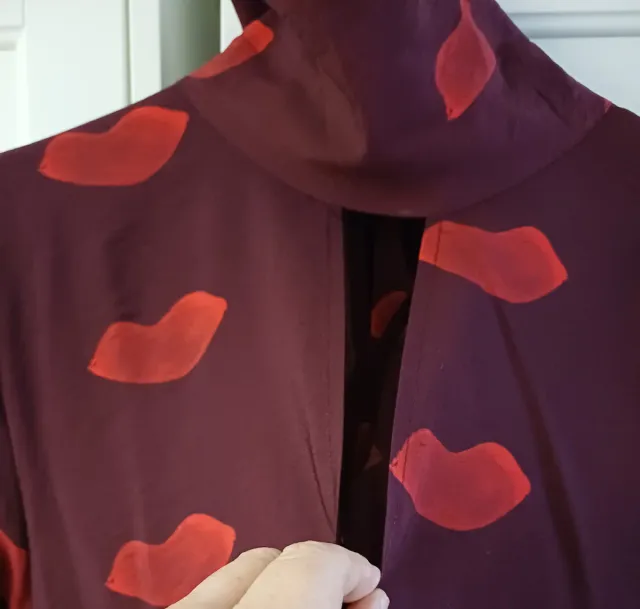 Camisa elegante morada y roja