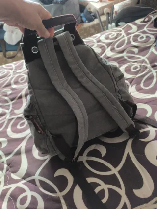 Mochila gris y marrón