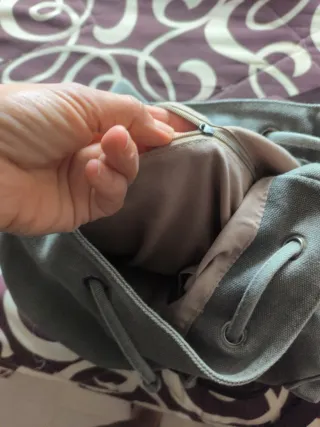 Mochila gris y marrón