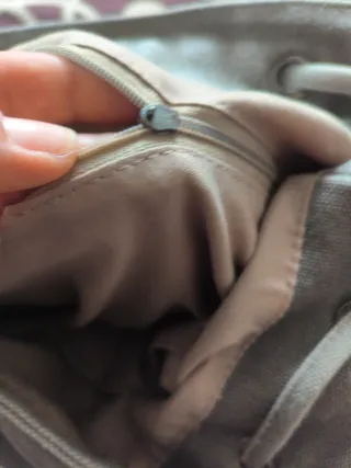 Mochila gris y marrón