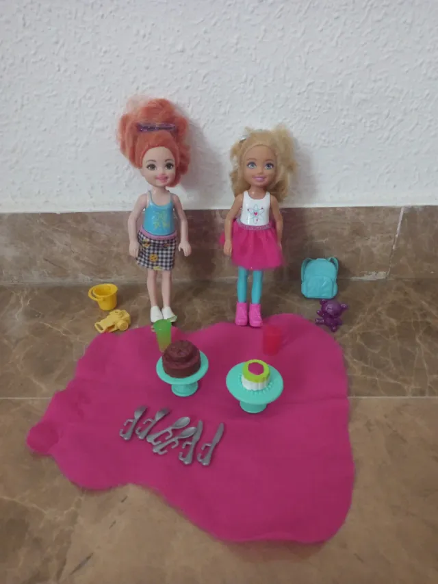 Muñeca Chelsea con accesorios de picnic