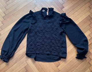 Camicia nera con pizzo e rouches