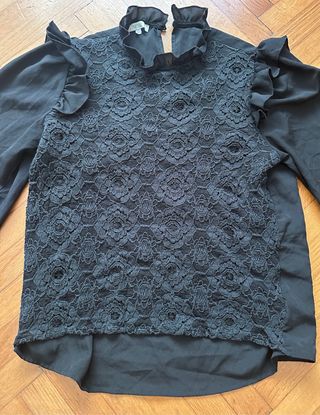 Camicia nera con pizzo e rouches